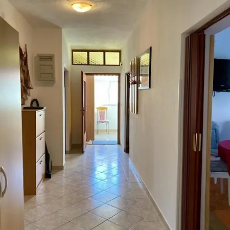 Dom wakacyjny Mile Excellent Location Close To Rab Rab Town