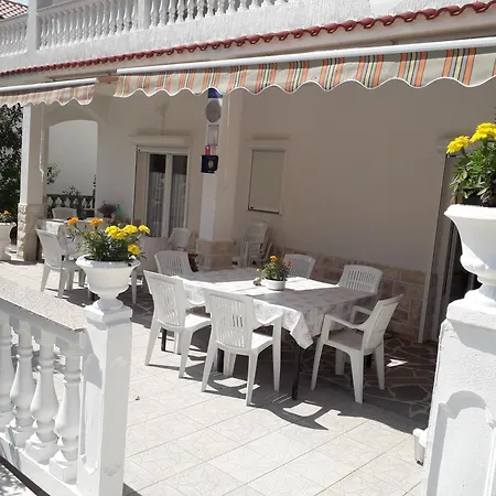 בית נופש Mile Excellent Location Close To Rab